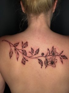 Rückentattoo Frau Blumen, Blumenranke Tattoo Rücken, Backpiece Flowertattoo, Fineline Rückentattoo