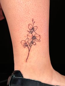 Small Flowertattoo, Geburtsblumen Tattoo, Fineline Tattoo