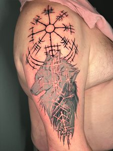 Vegvesir Tattoo Mann, Vegvesir mit Raben und Wolf, Wolftattoo, Rabentattoo, Nordic Tattoo, norwegisches Tattoo