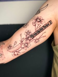Japanisches Tattoo, Samuraischwert Tattoo, Japan Tattoo, Schwert Japan Tattoo, Blumen mit Samuraischwert