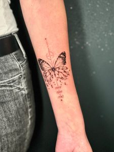 Schmetterling mit Geometric, Geometrictattoo Butterfly, Butterflytattoo, Schmetterling Tattoo Fineline