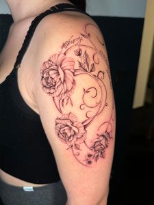 Rosentattoo Fineline, Schriftzug fein, Unterschrift Tattoo, Rosetattoo Fine