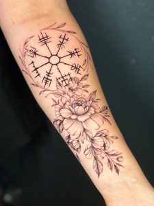 norwegischer Kompass mit Blumen, Vegvesir mit Blumen, norwegischer Kompass Tattoo Frau, Fineline Flower Tattoo