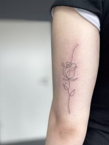 Fineline, Rosentattoo eine Linie, Oneline Tattoo, Rosetattoo small